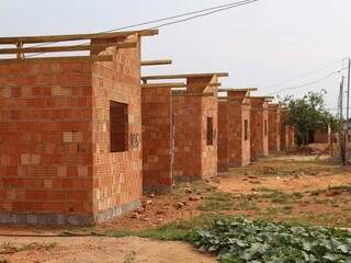 Construção das casas do residencial está pela metade pela falta de material. (Foto: Fernando Antunes) 