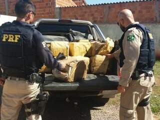 Droga encontrada no interior da caminhonete Ranger (Foto: PRF)