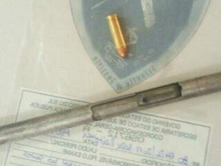 Arma feita para disparar balas de calibre 38 foi elaborada com tubos metálicos (Foto: divulgação)