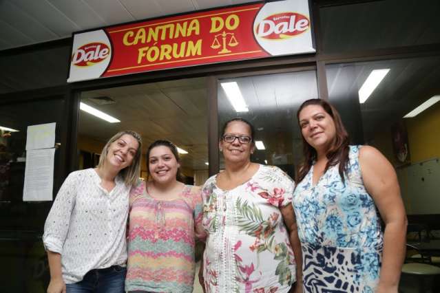 Amigos prestam homenagem e se despedem de cantineira do f&oacute;rum ap&oacute;s de 32 anos