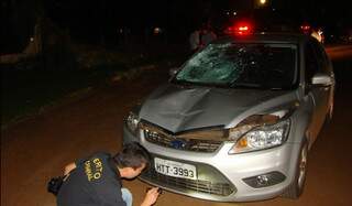 Perifo anlisa carro que atropelou militar. (Foto: Site Dourados News)