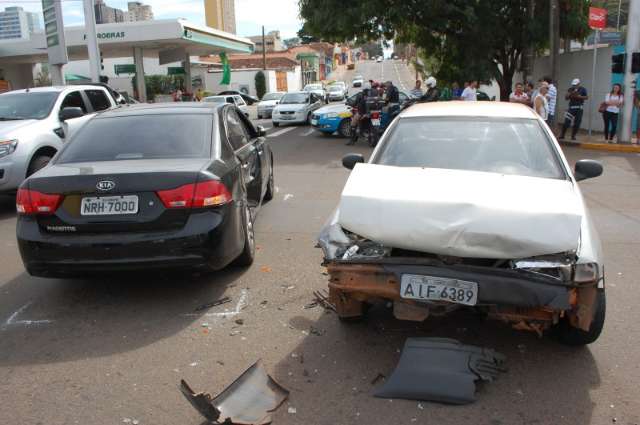 Carros colidem e motoristas trocam acusa&ccedil;&otilde;es no meio da rua