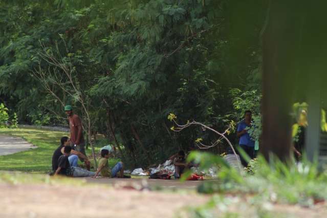 Pra&ccedil;a vira &quot;point&quot; de pichadores e v&acirc;ndalos atacam &quot;bairro das cl&iacute;nicas&quot;