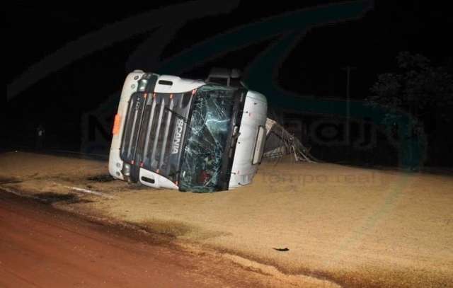 Carreta carregada com 37 toneladas de soja tomba ap&oacute;s cair em buraco