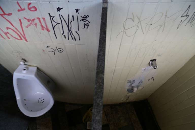 Mictório foi arrancado em banheiro do terminal Nova Bahia.