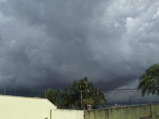 Céu com nuvens carregadas anunciam chuva no Jardim dos Estados. (Foto: Direto das Ruas).