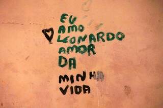 Em uma das paredes da casa, há uma declaração e amor para Leonardo (Foto: Marcos Ermínio)