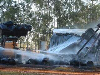 Com prejuízo de R$ 500 mil, empresa incendiada tem depósito interditado Com prejuízo de R$ 500 mil, empresa incendiada tem depósito interditado