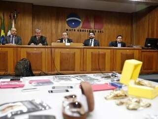 Produtos pirateados foram expostos em mesa durante debate sobre pirataria na OAB (Foto: Divulgação)