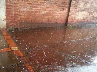 O bairro Tiradentes também teve chuva de granizo.