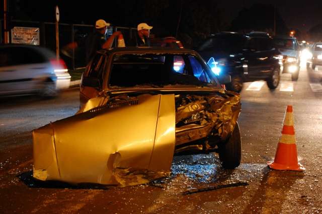 Sem&aacute;foro desligado causa colis&atilde;o entre caminh&atilde;o e carro na Salgado Filho