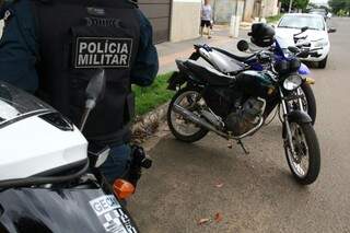 Motocicleta furtada foi recuperada após acidente no Bairro Doutor Albuquerque (Foto: Marcos Ermínio)