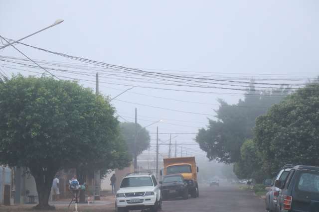 Frente fria derruba temperaturas e dia come&ccedil;a com neblina cobrindo cidade