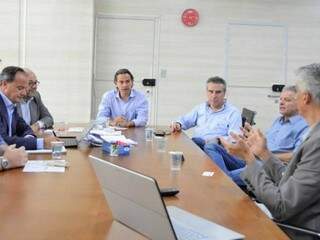 Equipe da prefeitura reunida com empresários para avaliar a instalação da empresa na cidade (Foto: Divulgação/PMCG)