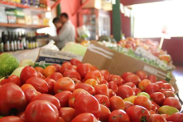 Laranja e tomate ficam mais baratos e derrubam pre&ccedil;o da cesta b&aacute;sica