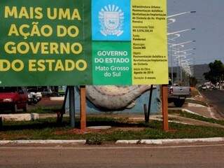 Placa anunciando o projeto; segundo o governador, pedido para obra ser feita foi da população (Foto: Chico Ribeiro / Governo do Estado)