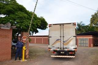 Caminhão chega no almoxarifado da Sesau (Foto: Vanderlei Aparecido)