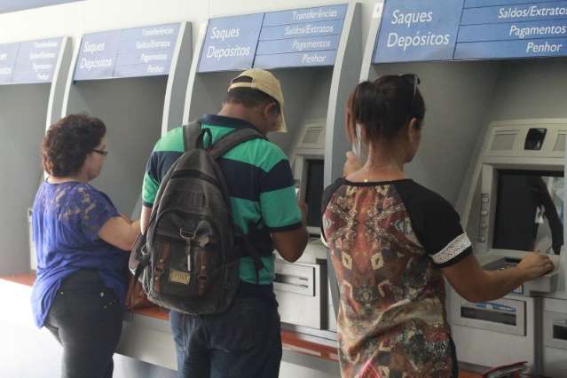 Ag&ecirc;ncias da Caixa abrem mais cedo para atender quem vai sacar FGTS