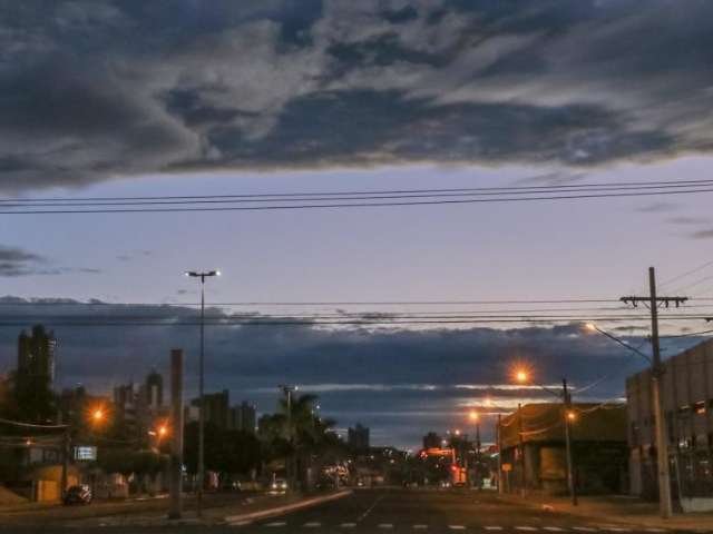 Segunda-feira ser&aacute; de pancadas de chuva com m&aacute;xima de 34&ordm;C