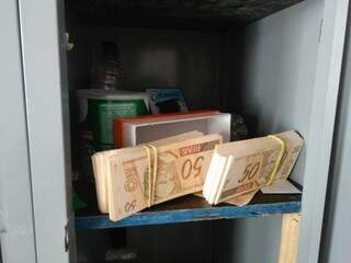 Polícia Federal encontrou local onde suspeito guardava R$ 23 mil em notas falsas (Foto: Divulgação / Polícia Federal)