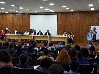 Teatro atendo durante a fala da juíza Jacqueline Machado. (Foto: Divulgação)  