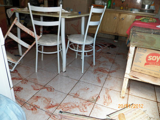 Marcas de sangue pela casa indicam que Fernanda lutou com o marido antes de morrer na cozinha. (Fotos: Antônio Carlos Ferrari)