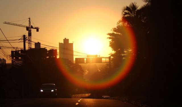 Calor de 38&ordm;C e tempo seco devem  predominar em MS at&eacute; quarta-feira 