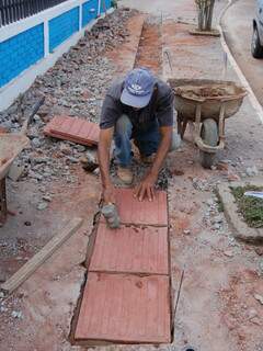 Exigência de construção de piso tátil para edificações antigas gera polêmica. (Foto: Simão Nogueira)