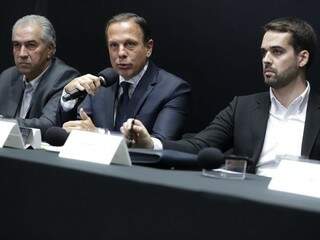 Da esquerda para a direita, Reinaldo, Doria e Eduardo Leite em coletiva de imprensa nesta segunda-feira (Foto: Governo de São Paulo/Divulgação)