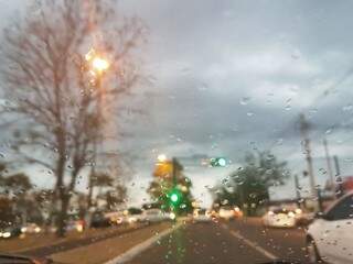 Rápida e passageira, garoa contrariou a meteorologia que não prevê chuva pelos próximos dias. (Foto: Mirian Machado) 