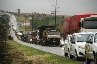 Trânsito está congestionado no trecho da BR-163, saída para Cuiabá. (Foto: Marcos Ermínio)