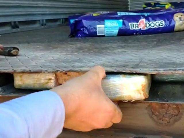 Fundo falso em caminh&atilde;o de ra&ccedil;&atilde;o escondia 151 kg de pasta-base de coca