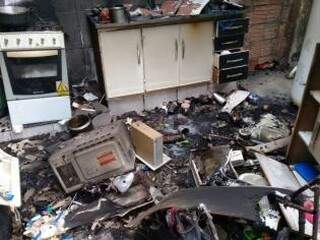 Móveis e eletrodomésticos totalmente destruídos. (Foto: Direto das Ruas)