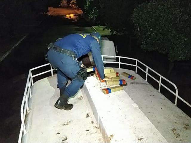 Pol&iacute;cia encontra carga de maconha em carreta com &oacute;leo vegetal