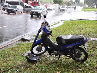 Jovem que morreu em acidente durante a chuva na quarta-feira pilotava Honda Biz. (Foto: João Garrigó)