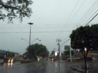 Chuva chegou mais cedo em Dourados, mas continua nesta noite (Foto: Helio de Freitas)