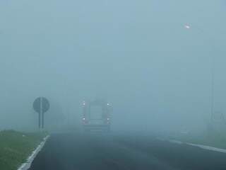 Viatura a caminho do local do acidente; visibilidade era mínima por causa da neblina (Foto: Henrique Kawaminami)