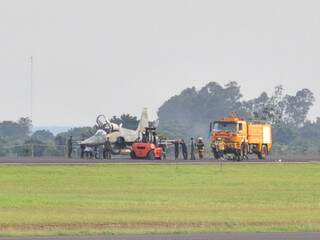 Caça da FAB furou o pneu e bloqueou pista principal do Aeroporto de Campo Grande. (Foto: João Garrigó)