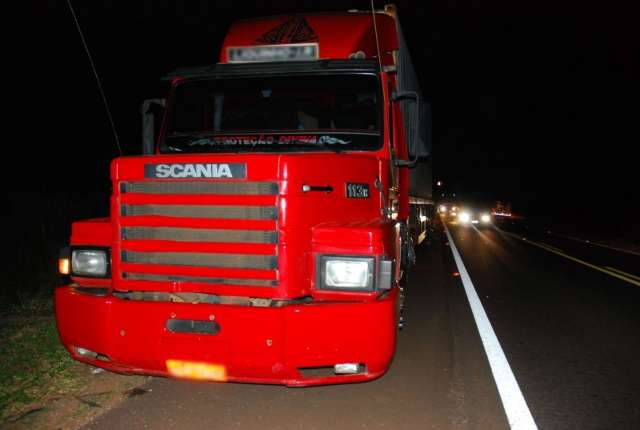 Jovem tenta pegar chap&eacute;u na pista e &eacute; atropelado na BR-267