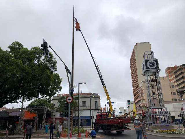 Trecho da 14 de Julho &eacute; fechado para montar palco para inaugura&ccedil;&atilde;o
