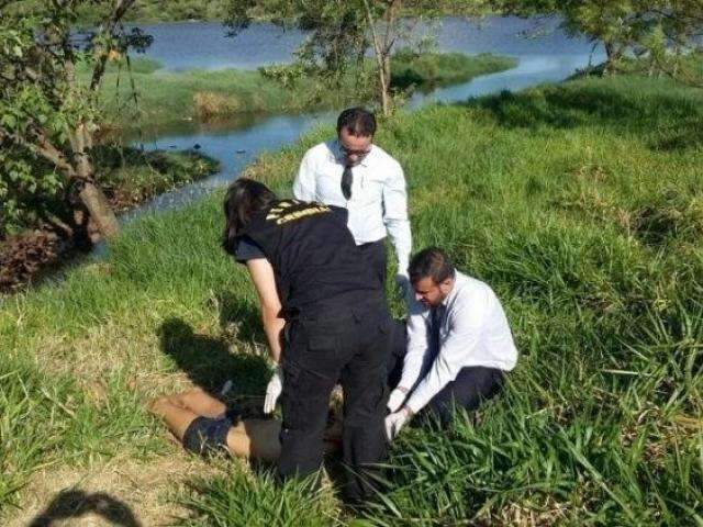 Mulher &eacute; encontrada morta em lago e namorado diz que ela escorregou