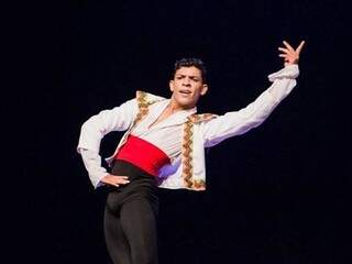 Israel deixou Porto Murtinho em busca do sonho de se tornar bailarino e hoje se prepara para dançar na Espanha (Foto: Estúdio 2 por 2)