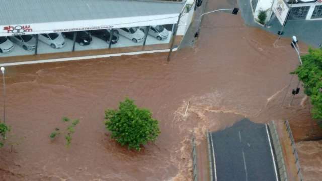 C&oacute;rrego Prosa alaga pontos e assusta na Avenida Ricardo Brand&atilde;o 
