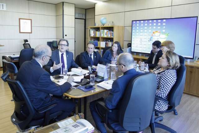 Comiss&atilde;o articula abertura de tr&ecirc;s gradua&ccedil;&otilde;es em unidades da UFMS