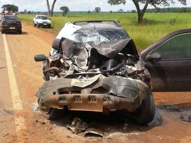 Mulher morre e filho fica ferido em colis&atilde;o com carreta na BR-158