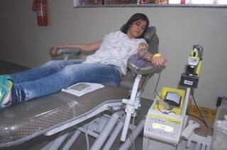 Graziela levou colegas para doar sangue ao professor Carlão (Foto: Simão Nogueira)
