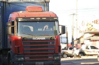 Até motorista de caminhão usa celular enquanto conduz o veículo pesado (Foto: Marcelo Victor)