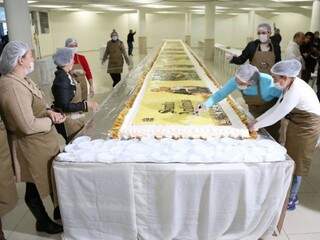 O bolo de 20 metros recheados com 502 alianças deve render cerca de 5 mil pedaços. (Foto: Fernando Antunes) 