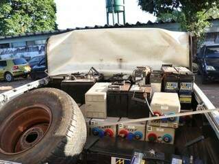 Baterias foram encontradas em carroceria de caminhonete. (Foto: Henrique Kawaminami)