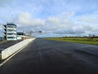 Com a revitalização, retão do Autódromo Internacional de Campo Grande vai virar, também, passarela do samba (Foto: André Bittar)